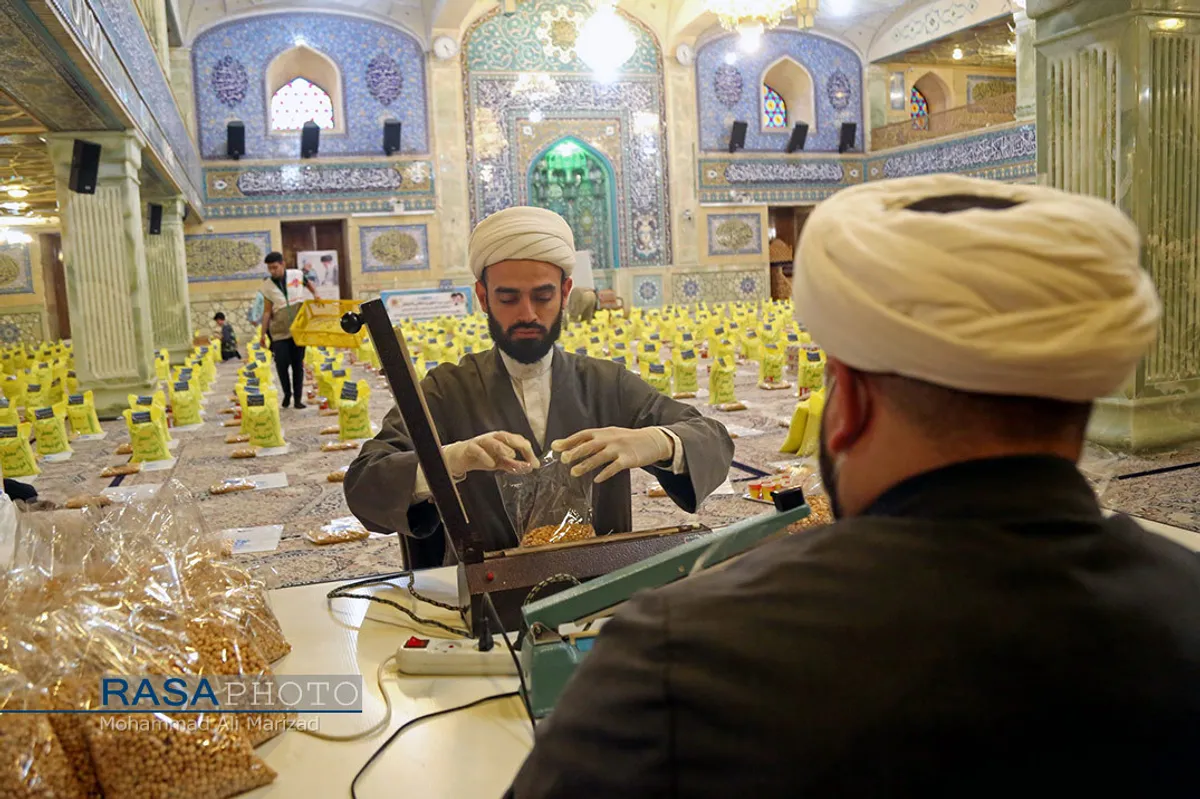 آماده سازی بسته&zwnj;های کمک معیشتی حضرت آیت الله مکارم شیرازی