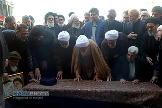تشییع پیکر آیت الله سید هاشم رسولی محلاتی با حضور علما و روحانیان و مردم انقلابی قم