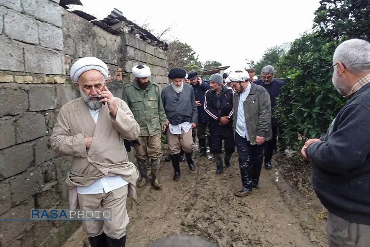 آیت الله توکل نماینده مردم مازندران در مجلس خبرگان رهبری، حجت الاسلام حسن روحانی امام جمعه بابل، حجت الاسلام شکریان رئیس سازمان تبلیغات اسلامی با حضور در مناطق سیل زده مازندران از روند امداد رسانی به سیل زدگان بازدید کردند.