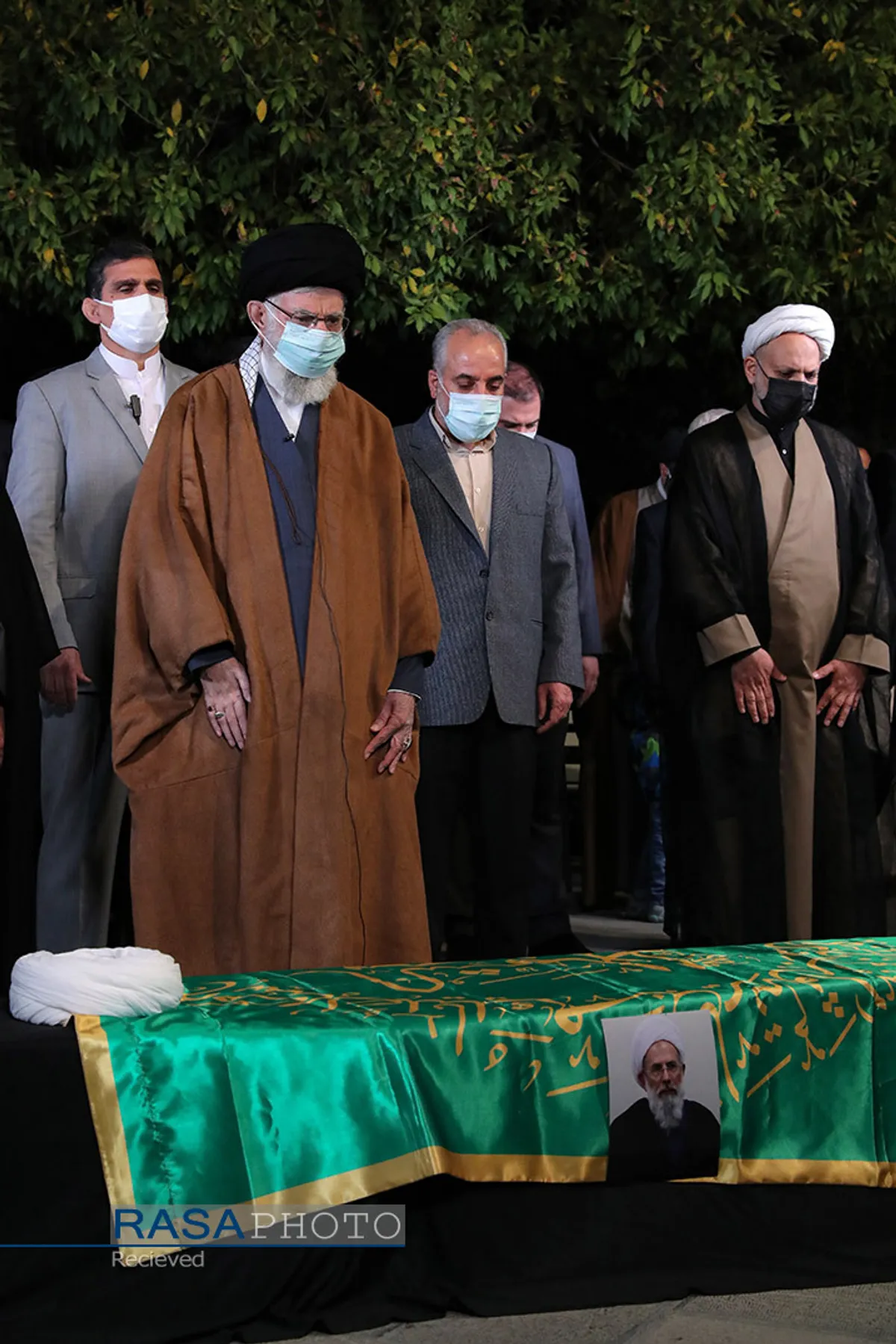 اقامه نماز بر پیکر حجت&zwnj;الاسلام و المسلمین محمدی ری&zwnj;شهری توسط مقام معظم رهبری