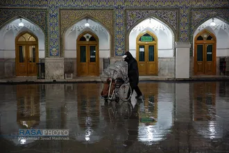 بارش برف سفید بر گنبد طلایی حرم امام مهربانی ها | بارش برف در حرم حضرت امام رضا (علیه السلام)