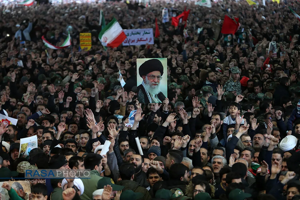 اقامه نماز توسط مقام معظم رهبری بر پیکر سپهبد شهید حاج قاسم سلیمانی و یارانش