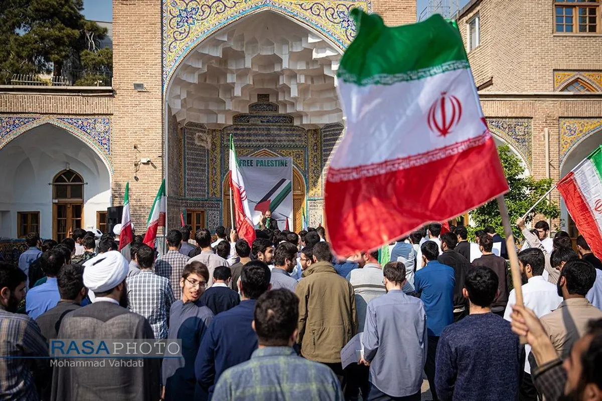 تجمع طلاب مدرسه علمیه مروی تهران در حمایت از عملیات نیروهای مسلح