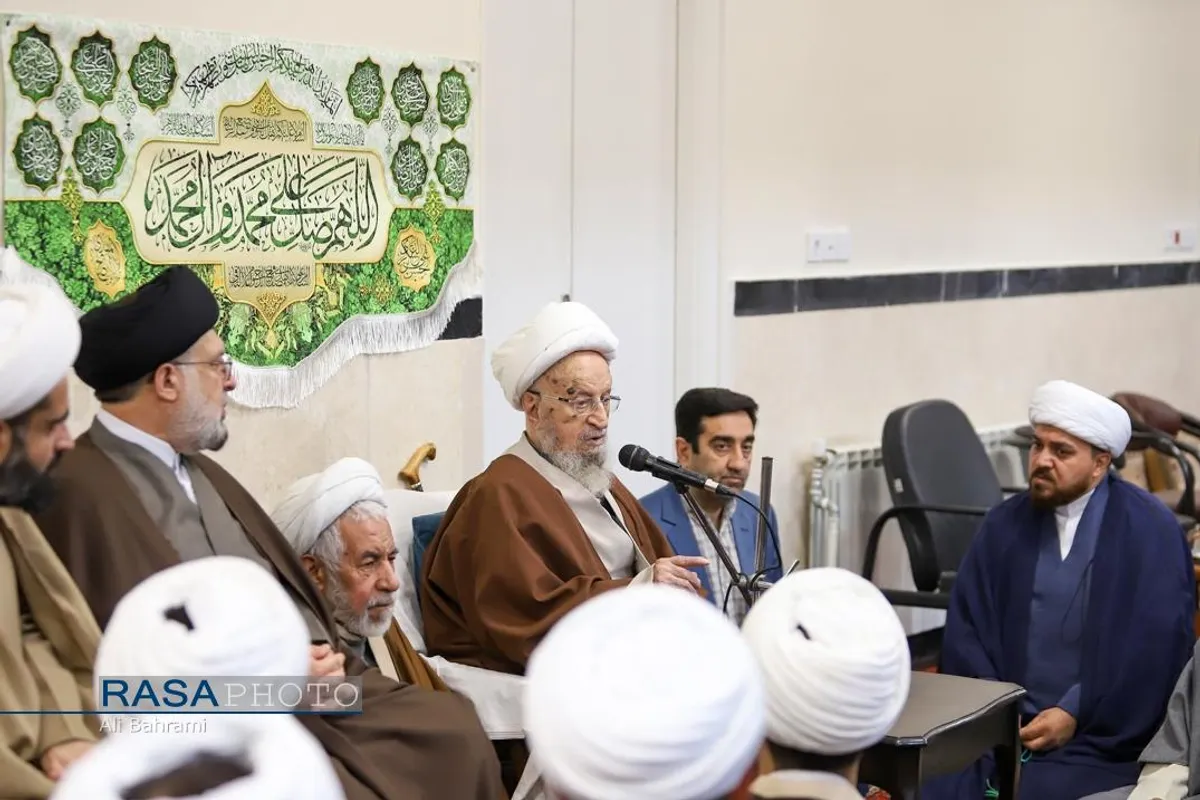 جشن روز مبعث و عمامه&zwnj;گذاری تعدادی از طلاب حوزه علمیه قم در بیوت مراجع تقلید