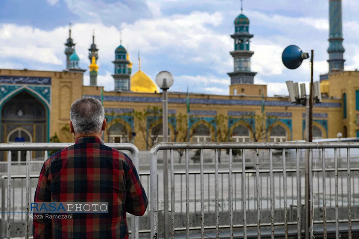 در&zwnj;های حرم مطهر حضرت معصومه (سلام الله علیها) از ۲۶ اسفند ۱۳۹۸ به روی زائران بسته شد. اکنون شاهد جلوه&zwnj;های زیبای کمتر دیده شده، از ابراز ارادت به محبان خاندان پیامبر هستیم.