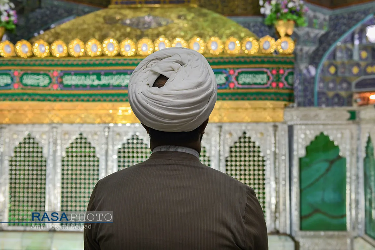 گل&zwnj;آرایی ضریح مطهر حضرت معصومه (س) در شب میلاد پیامبر اعظم (ص)