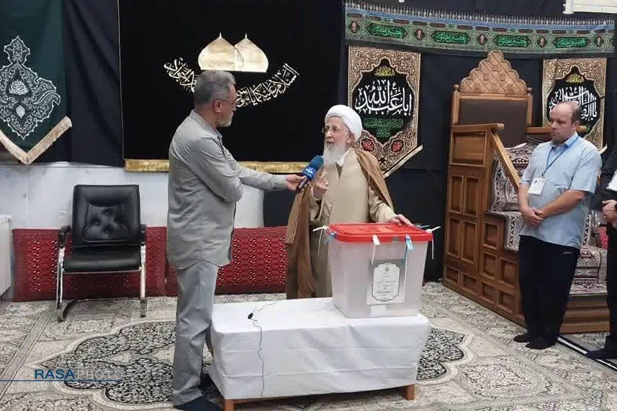 حضور حضرت آیت الله جوادی آملی در پای صندوق رای دومین دوره چهاردهمین انتخابات ریاست جمهوری