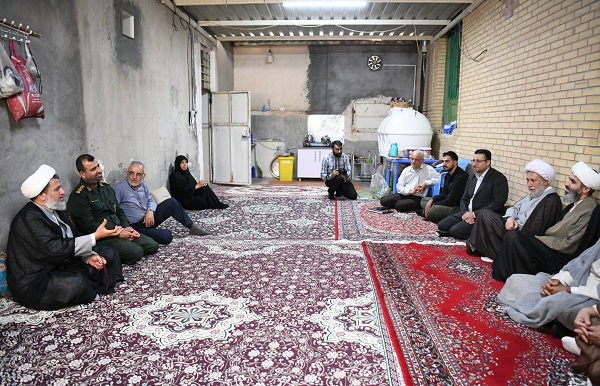 تصاویر| دیدار نماینده ولی فقیه در فارس با خانواده شهدا و جانبازان بمباران لامرد