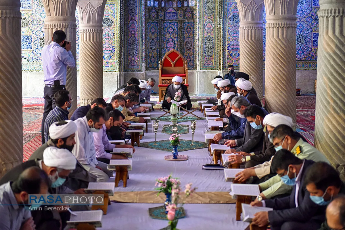 میز خدمت و محفل انس و تفسیر قرآن با حضور حجت السلام والمسلمین دژکام نماینده ولی فقیه در استان فارس
