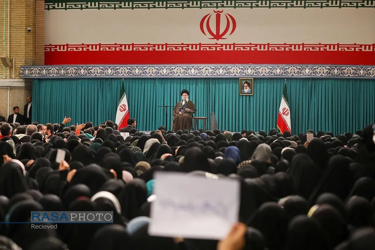 دیدار جمعی از رأی اولی&zwnj;ها و خانواده&zwnj;های شهدا با رهبر انقلاب