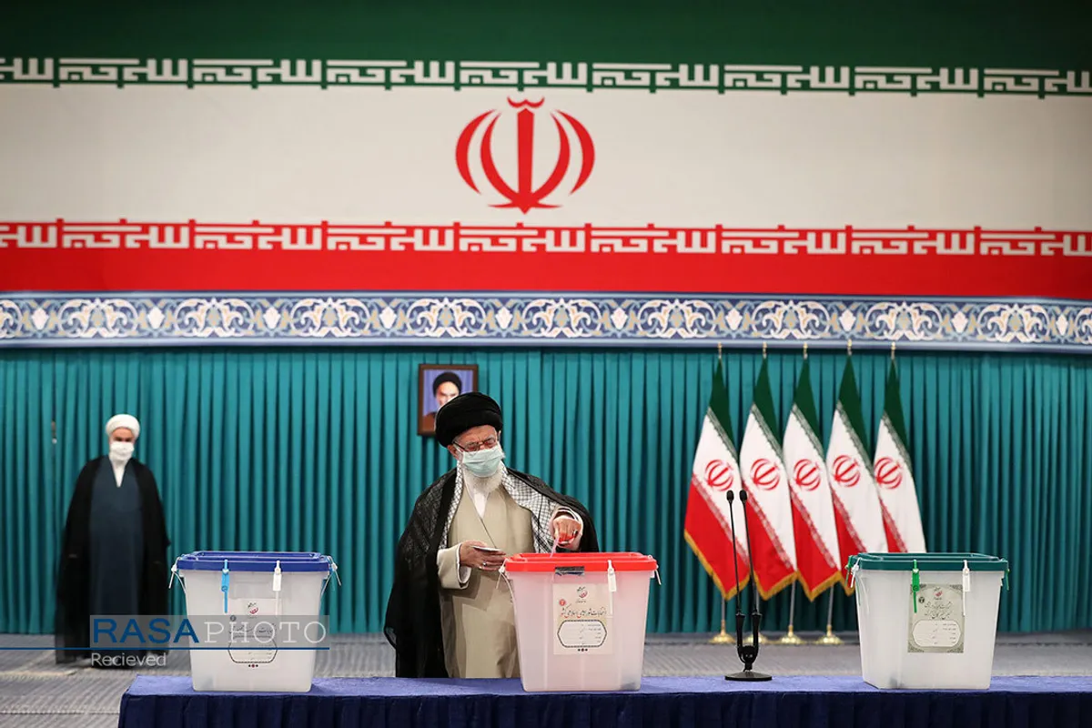 حضور مقام معظم رهبری در پای صندوق رای