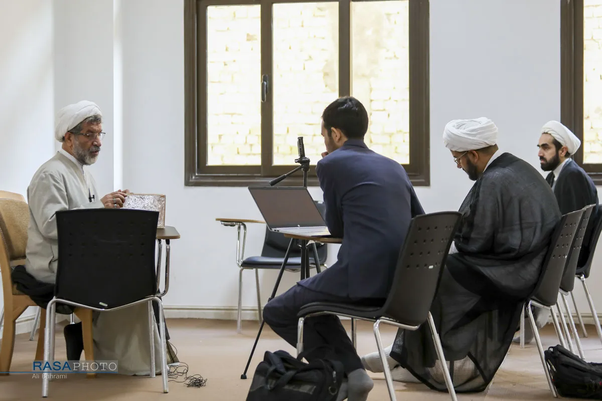 جلسه درس اصول کافی با تدریس حجت الاسلام والمسلمین حمید پارسانیا 