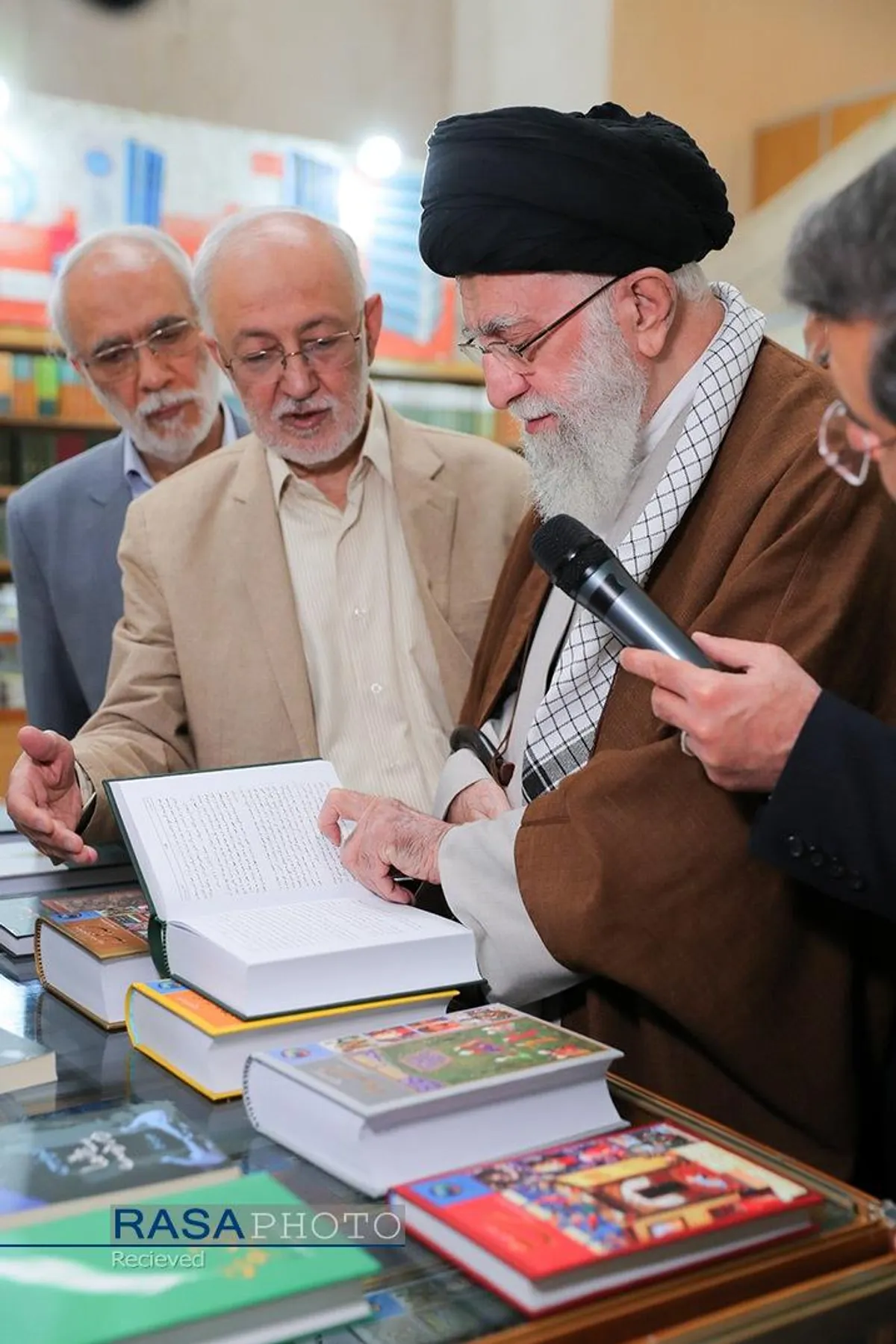 بازدید رهبر معظم انقلاب از سی و پنجمین نمایشگاه بین&zwnj;المللی کتاب تهران