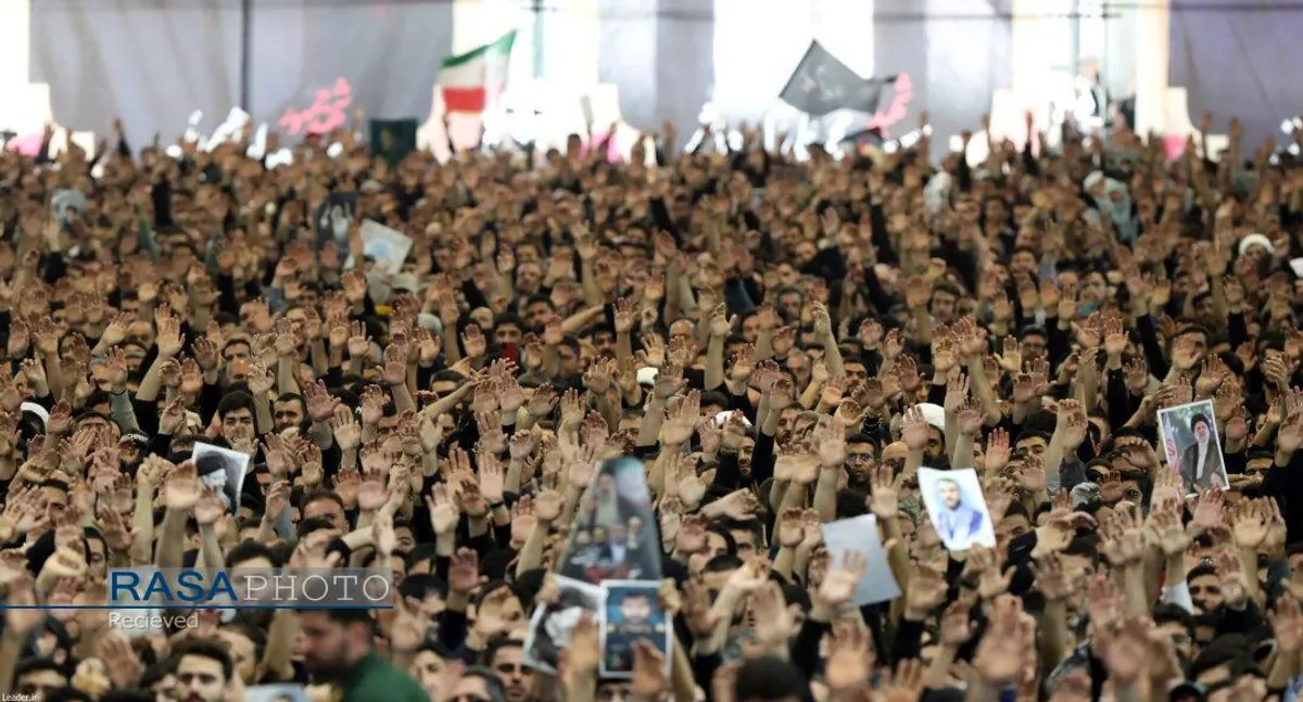 اقامه نماز توسط رهبر معظم انقلاب بر پیکر شهدای خدمت