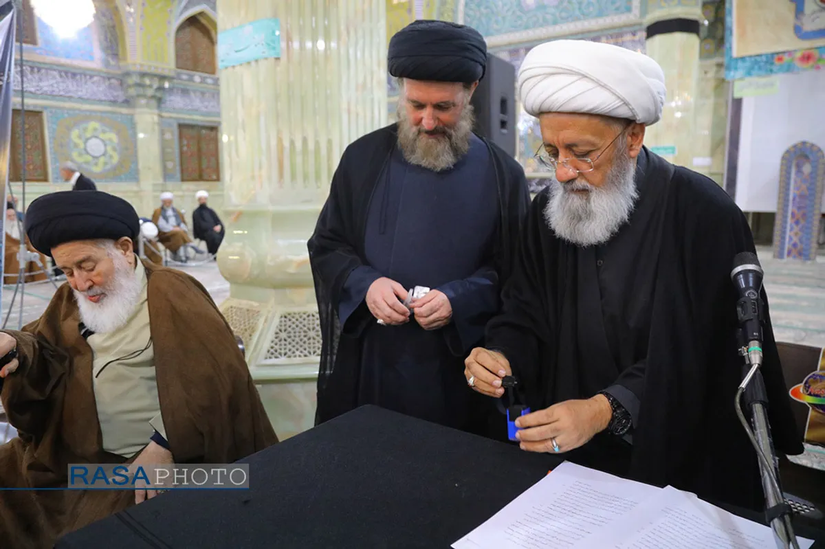 شکستن مهر آیت الله سید صادق روحانی