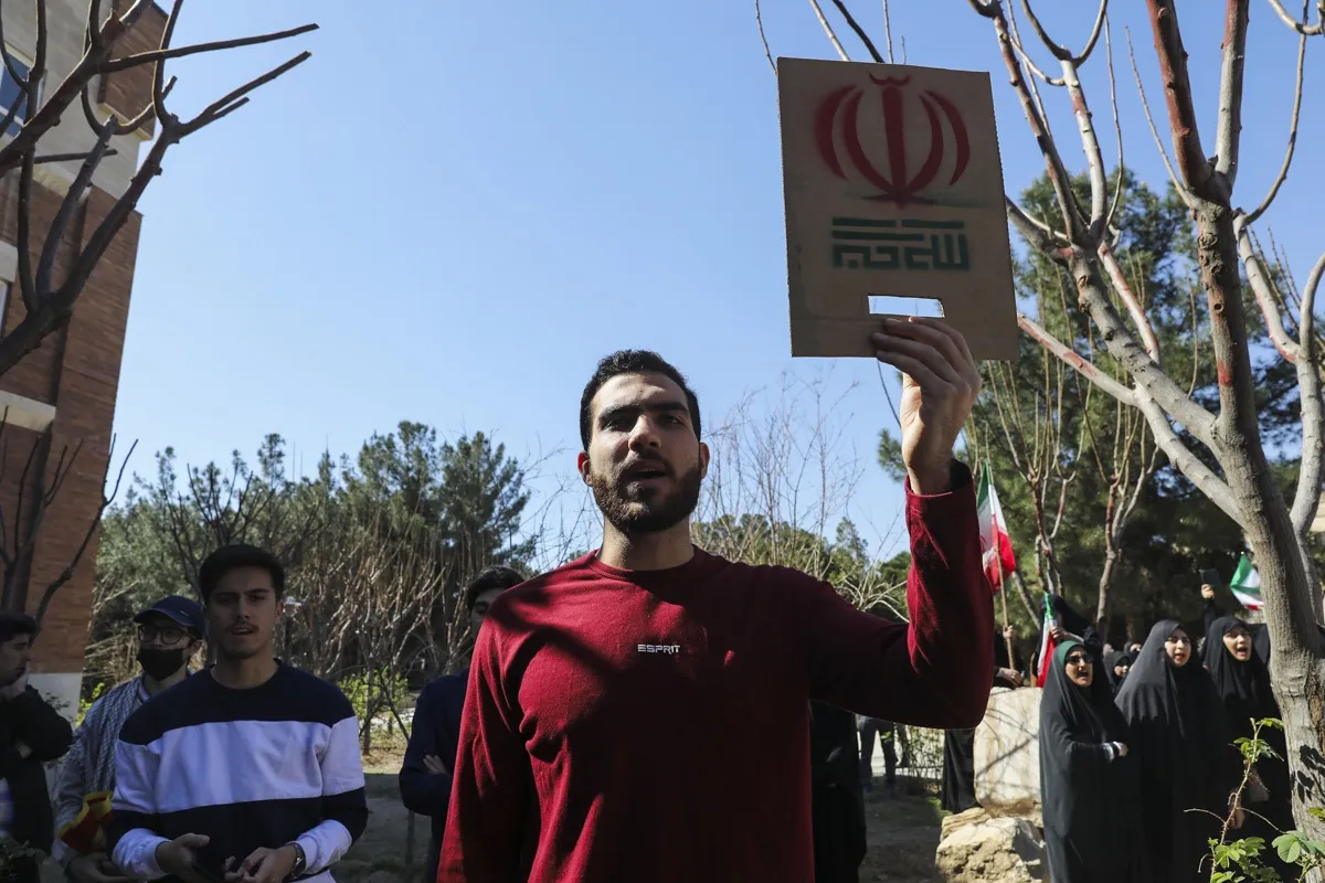 تجمع دانشجویان دانشگاه قم در محکومیت هتک حرمت پرچم جمهوری اسلامی ایران و مقدسات