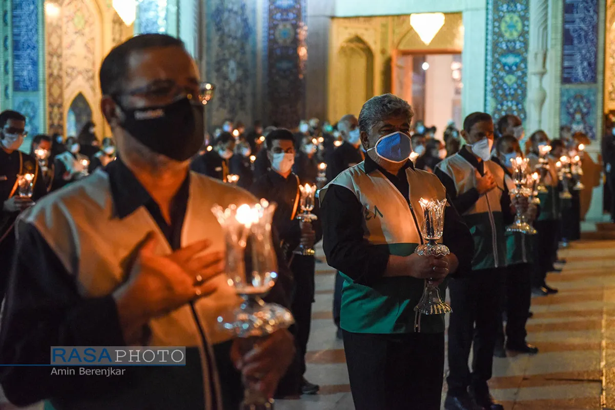 آیین لاله گردانی شب شام غریبان شهادت امام رضا(ع) در شیراز&lrm;