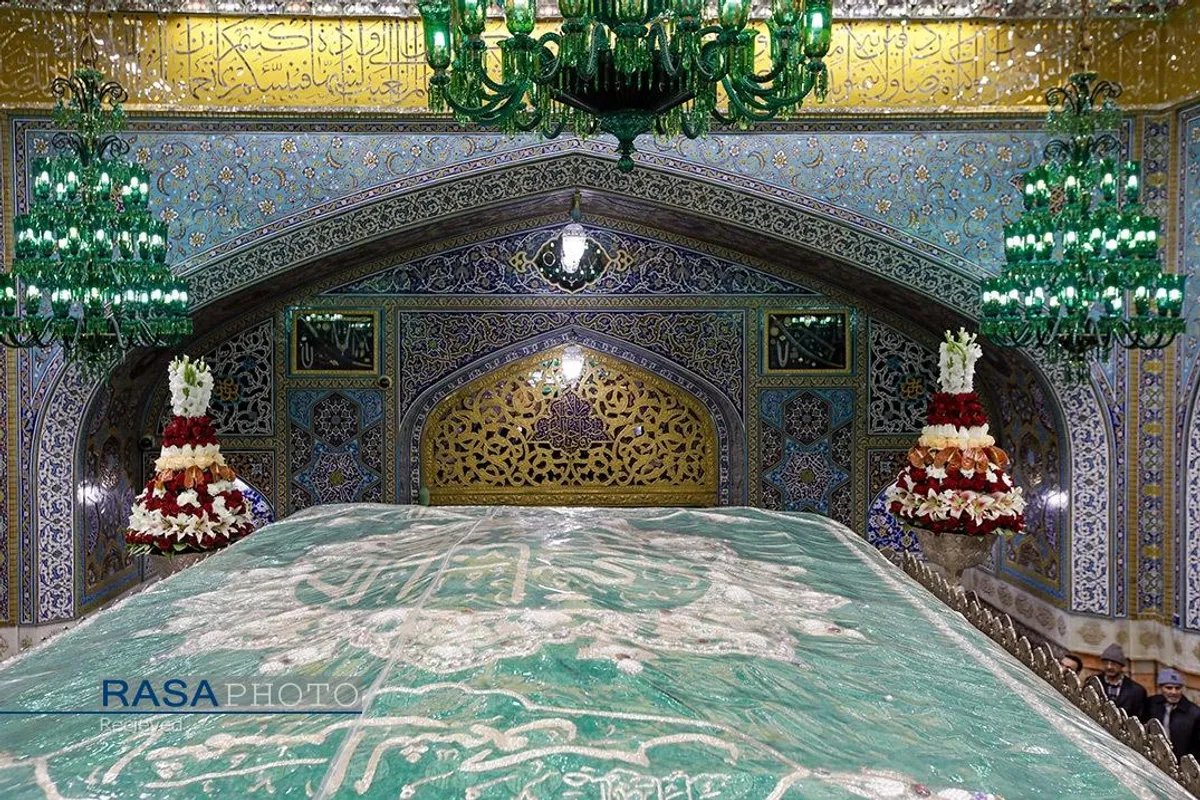 تعویض گل&zwnj;های ضریح و آماده سازی حرم مطهر رضوی در آستانه میلاد حضرت جواد الائمه (علیه السلام)