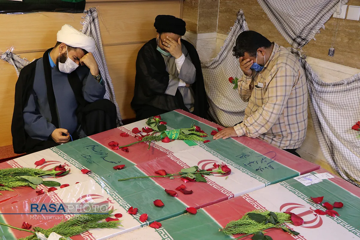 مراسم وداع جمعی از طلاب با پیکر شهدای تازه تفحص شده در اهواز&lrm;