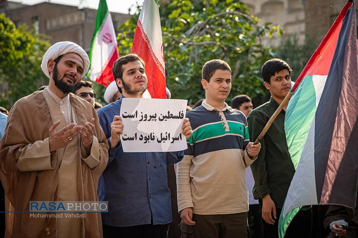 تجمع طلاب مدرسه علمیه مروی تهران در حمایت از عملیات نیروهای مسلح