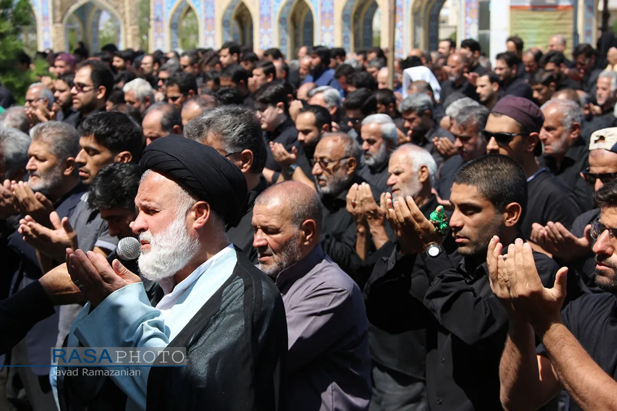 نماز جماعت ظهر عاشورا و قرائت زیارت ناحیه مقدسه در جوار قبور مطهر شهدای دامغان