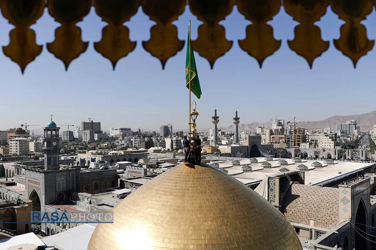 آیین تعویض پرچم گنبد منور رضوی در روز میلاد امام رضا(علیه&zwnj;السلام)