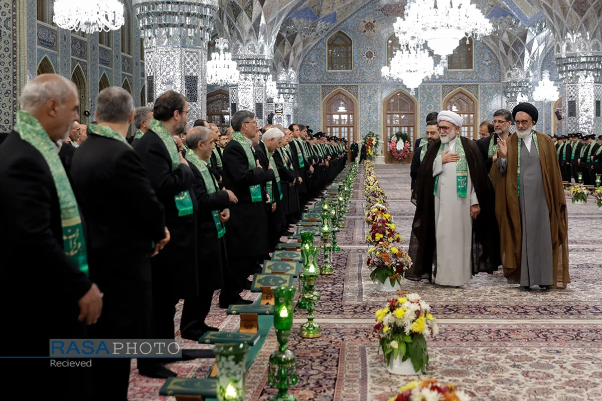 آیین تعویض پرچم گنبد منور رضوی در روز میلاد امام رضا(علیه&zwnj;السلام)