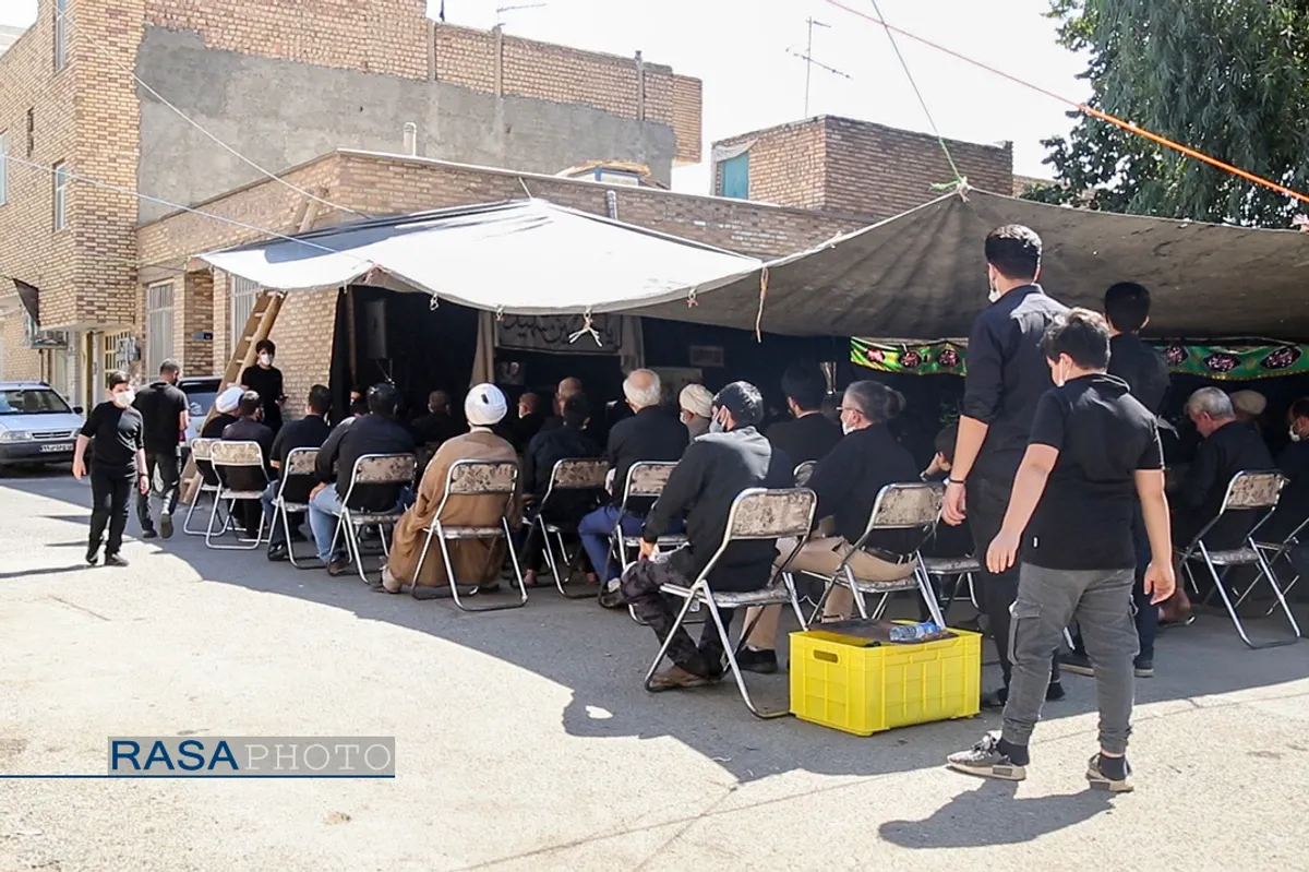 برگزاری مراسم عزاداری در کوچه با سخنرانی آیت الله میرباقری