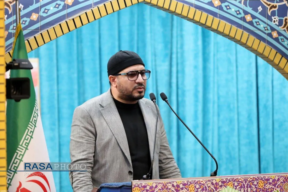 اقامه نماز توسط رهبر معظم انقلاب بر پیکر شهدای خدمت
