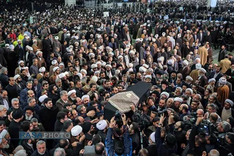 مراسم اقامه نماز بر پیکر آیت&zwnj;الله هاشمی شاهرودی به امامت رهبر انقلاب