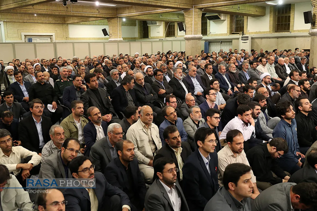دیدار جمعی از اساتید، اعضای هیئت&zwnj;های علمی و پژوهشگران دانشگاه&zwnj;ها و مراکز علمی با رهبر انقلاب