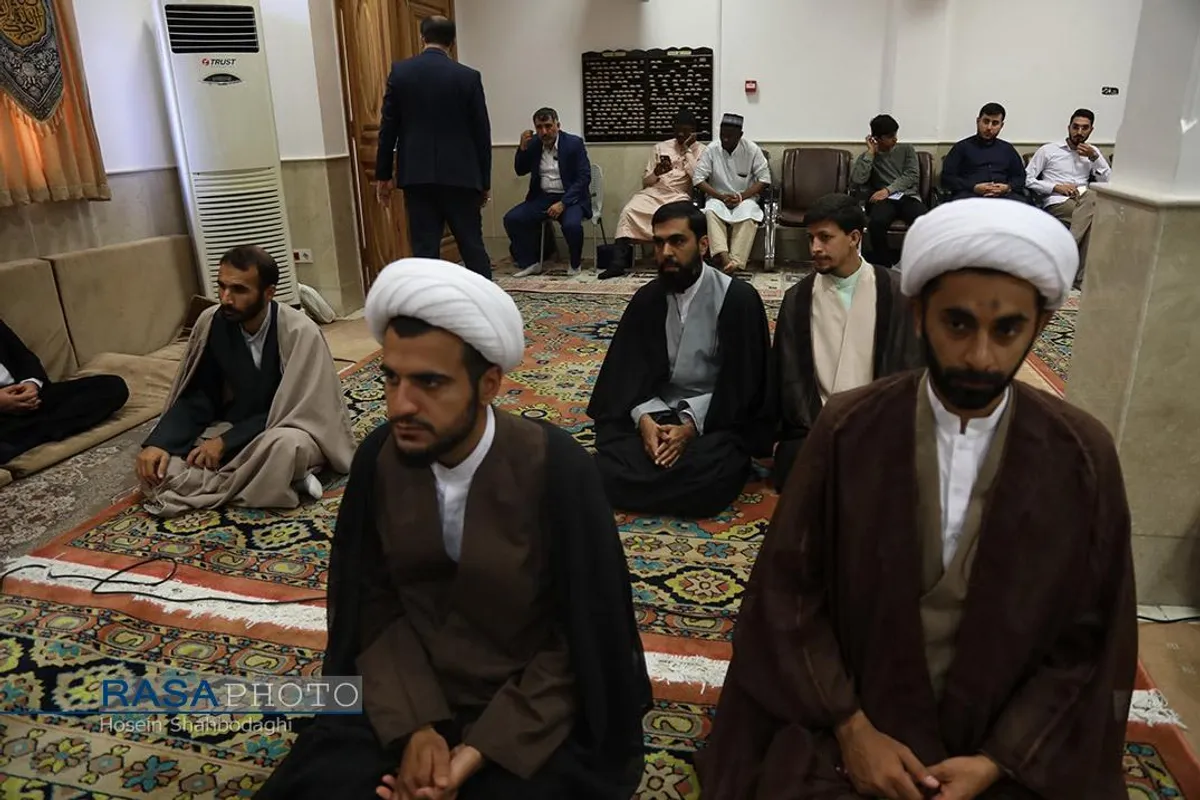 جشن عمامه گذاری طلاب در روز میلاد حضرات پیامبر اعظم و امام جعفر صادق (علیهما السلام)