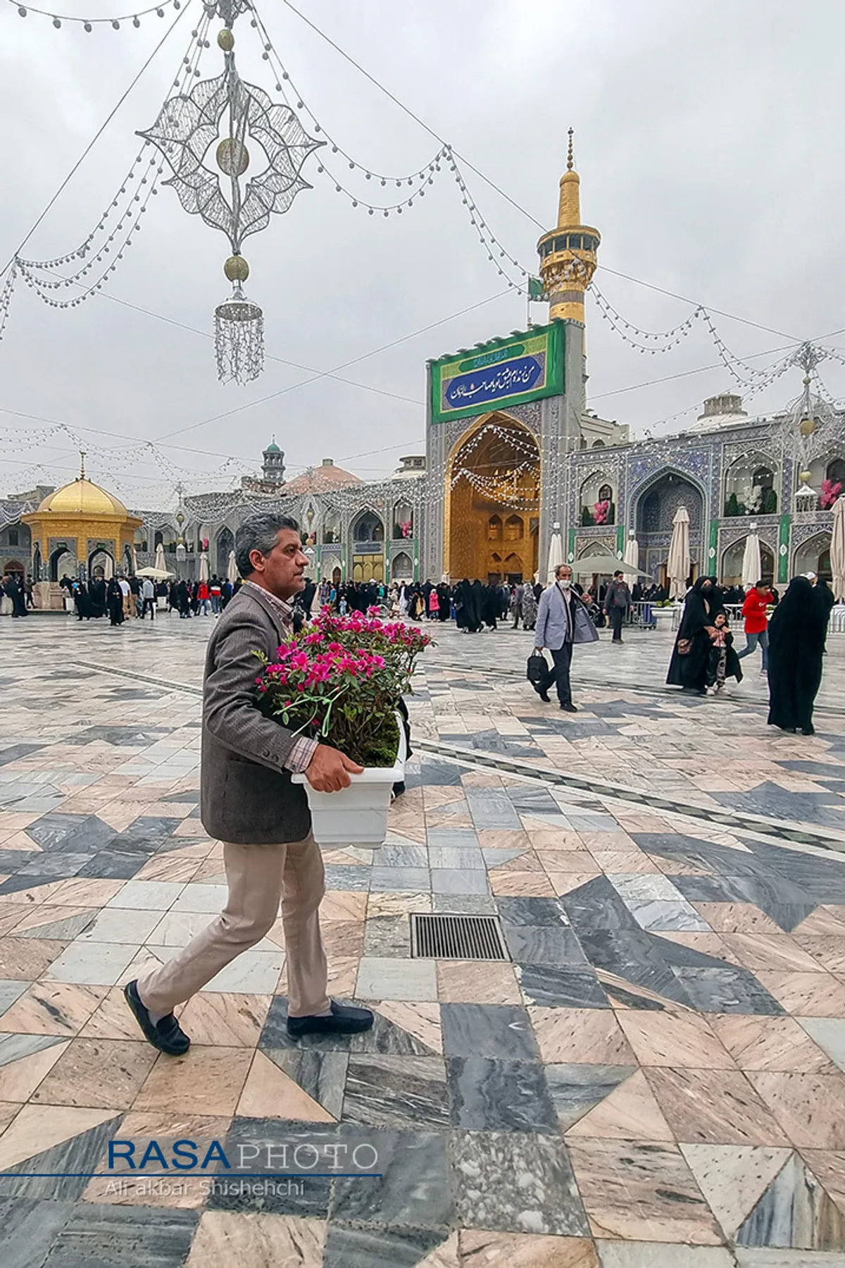 گل&zwnj;آرایی بخش هایی از صحن حرم مطهر رضوی