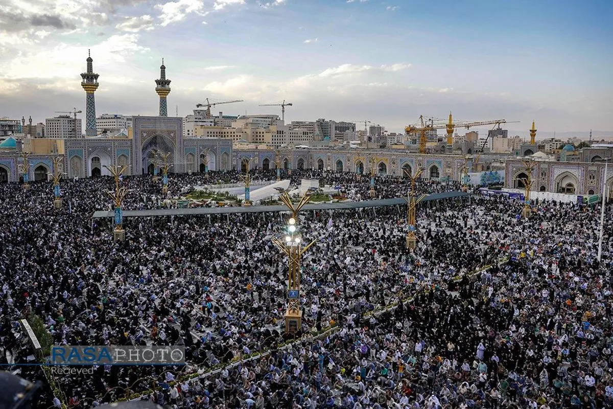 قرائت دعای پرفیض عرفه در حرم مطهر رضوی