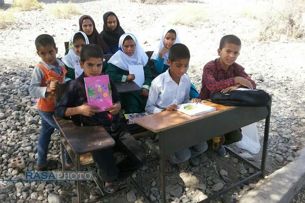 دانش آموزان برخی از روستا&zwnj;ها و مناطق محروم شهری با گذشت مدتی از سال تحصیلی جدید هنوز معلم ندارند و بلا تکلیفند. در برخی از مدارس مناطق کمتر برخوردار نیز دانش آموزان و دبیران از کمبود امکانات آموزشی و وسائل کمک آموزشی رنج می&zwnj;برند.
