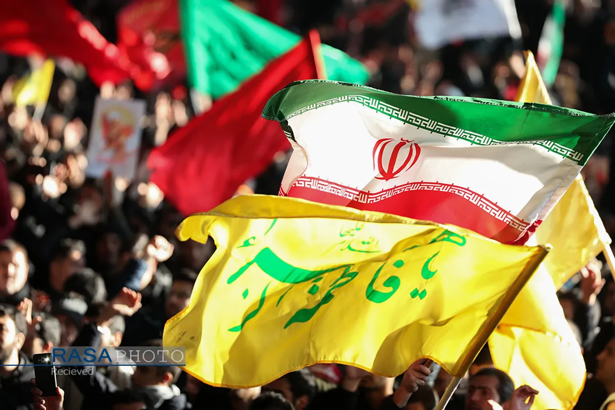 اقامه نماز توسط مقام معظم رهبری بر پیکر سپهبد شهید حاج قاسم سلیمانی و یارانش
