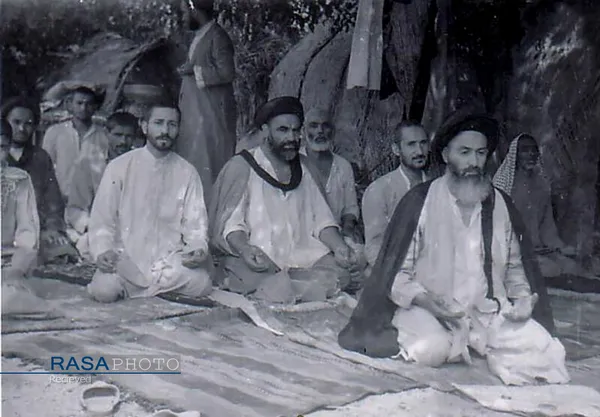 تصویر نماز جماعت ایت الله حاج سید محمد شاهرودی در مسیر پیاده روی اربعین حسینی