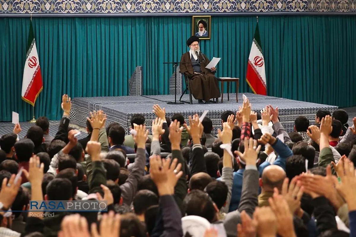 دیدار جمعی از رأی اولی&zwnj;ها و خانواده&zwnj;های شهدا با رهبر انقلاب