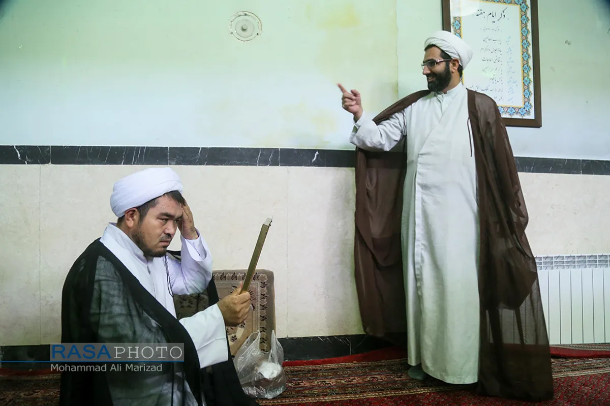 مراسم عمامه&zwnj;گذاری طلاب در بیوت مراجع تقلید در روز عید سعید غدیر