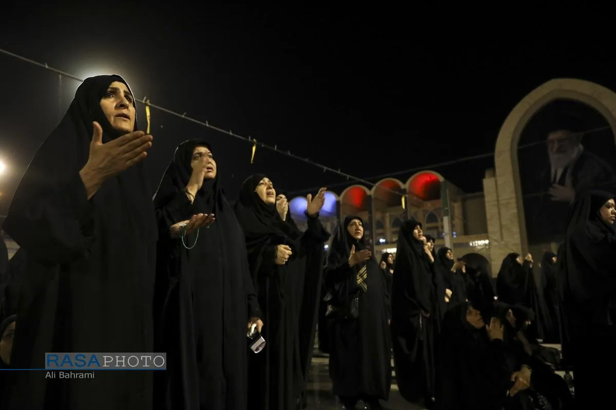 حال و هوای مصلی تهران ساعتی پیش از ورود پیکر مطهر رهبر شهید انقلاب