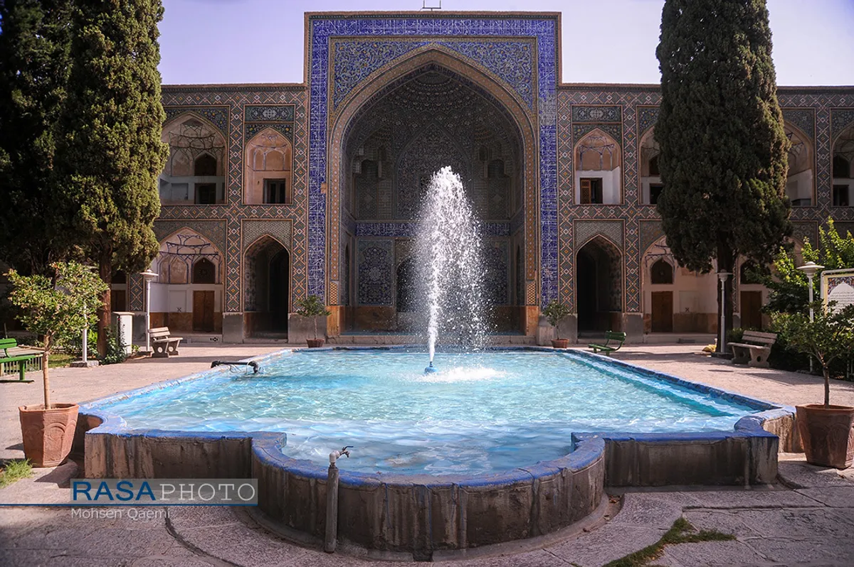 نمایی از میانسرا (صحن اصلی، حیاط مرکزی) و حوض
و محراب روبروی محراب اصلی | مدرسه علمیه تاریخی حضرت امام صادق(ع) (مدرسه چهارباغ اصفهان) 