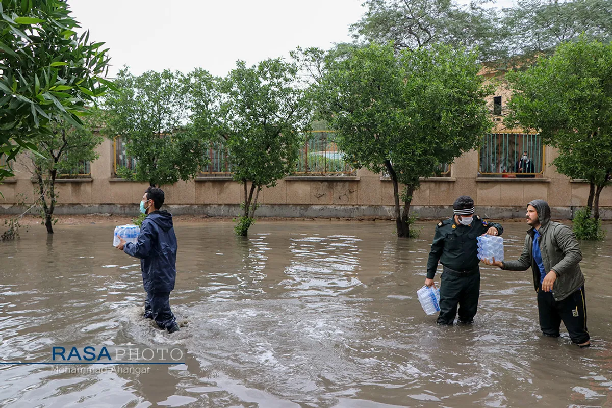 امداد رسانی نیرو&zwnj;های مردمی و بسیج در مناطق سیل زده اهواز