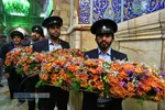 گل&zwnj;آرایی ضریح مطهر حضرت معصومه (س) در شب میلاد امام رضا (علیه السلام)