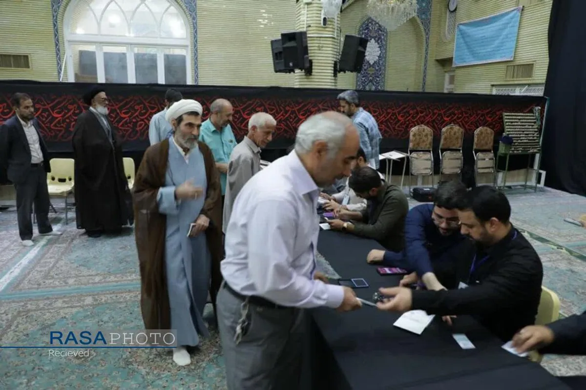حضور آیت الله سید محمد سعیدی در پای صندوق رای دومین دوره چهاردهمین انتخابات ریاست جمهوری