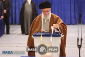 لحظه رای دادن رهبر معظم انقلاب