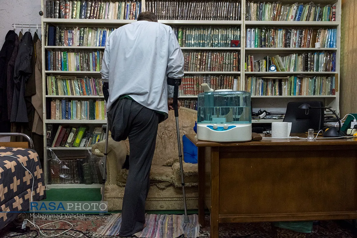 پا به پای انقلاب در ۴۰ سالگی | حضور طلبه&zwnj;ی جانباز در راهپیمایی ۲۲ بهمن ۴۰ سالگی انقلاب