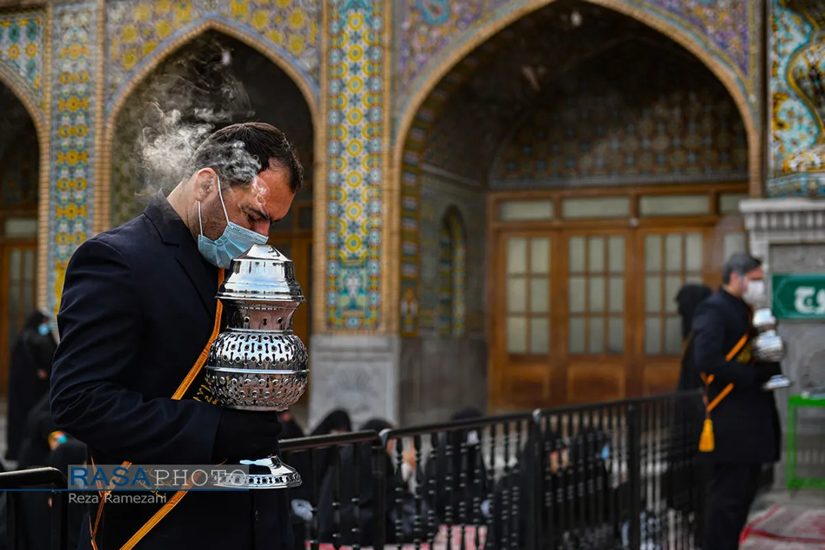 آیین تعویض پرچم حرم در شب وفات حضرت معصومه (سلام الله علیها)