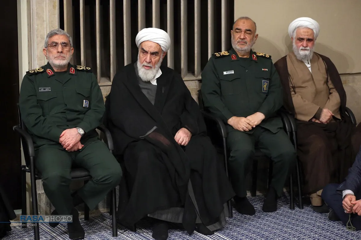 دیدار جمعی از خانواده&zwnj;های شهدای مدافع حرم و مقاومت در پنجمین سالگرد شهید سلیمانی با رهبر انقلاب