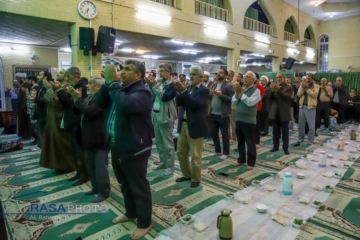 سنت حسنه اطعام روزه&zwnj;داران با سفره افطاری ساده در مسجد