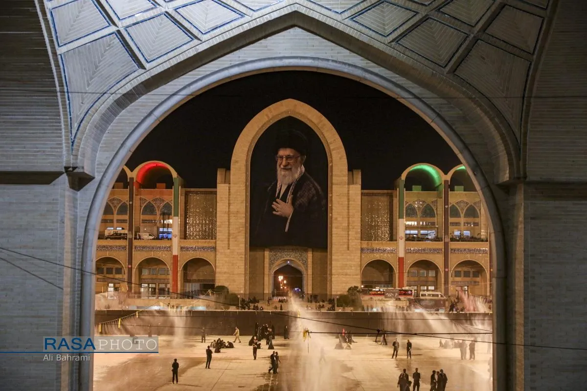 حال و هوای مصلی تهران ساعتی پیش از ورود پیکر مطهر رهبر شهید انقلاب